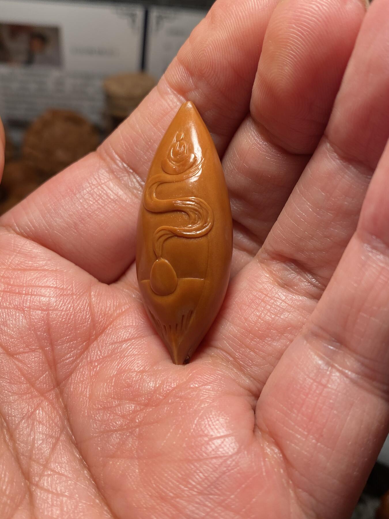 以核会友，中国非物质文化遗产苏工核雕手作 福利苏工核雕，纯手工雕刻，稀有二花特长核佛本无相，个性十足，等待有缘人，与众不同，尺寸1。8x4。55喜欢的来