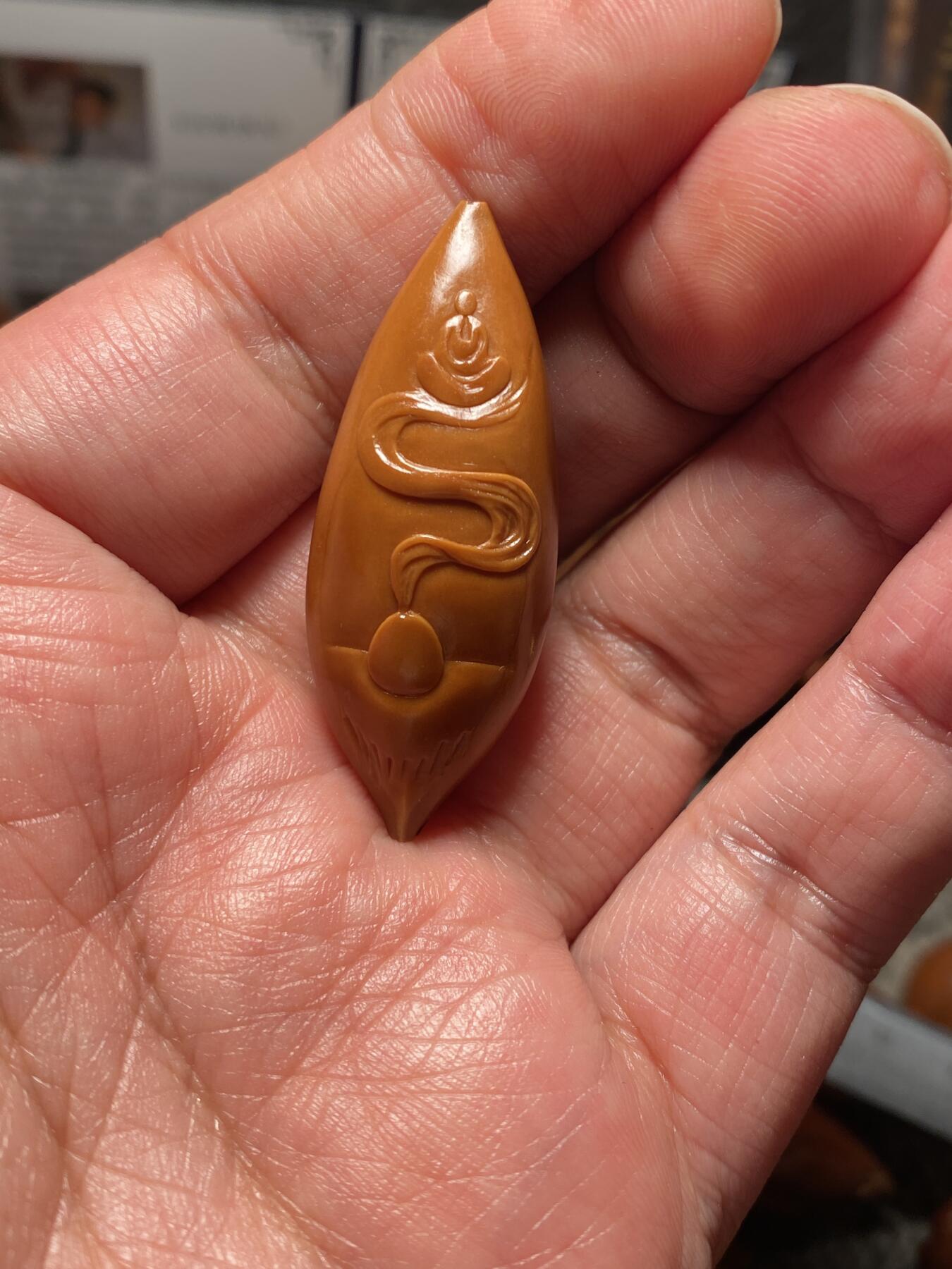 以核会友，中国非物质文化遗产苏工核雕手作 福利苏工核雕，纯手工雕刻，稀有二花特长核佛本无相，个性十足，等待有缘人，与众不同，尺寸1。8x4。55喜欢的来