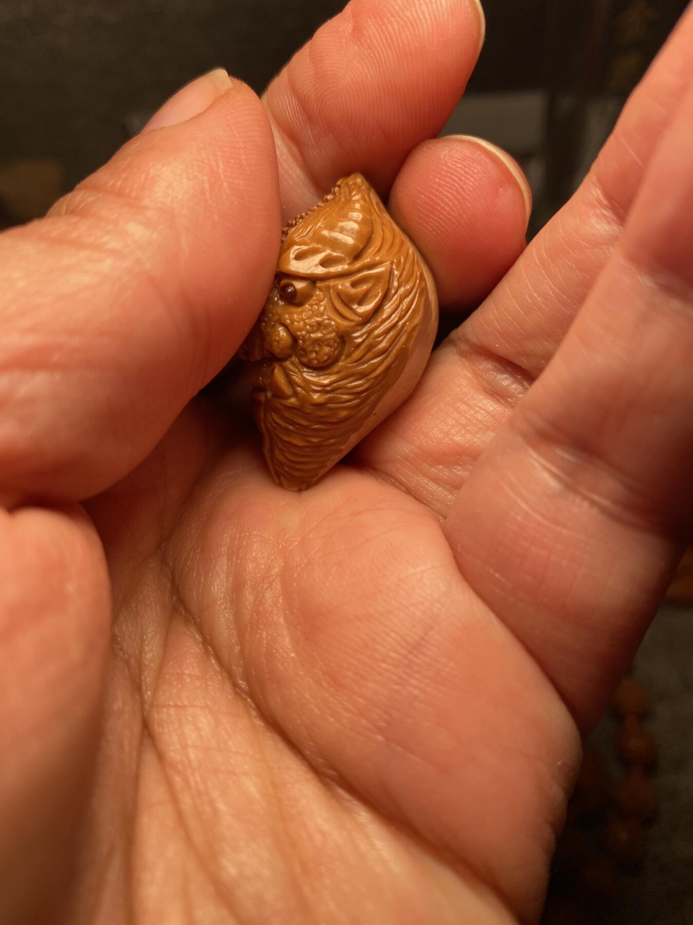 以核会友，中国非物质文化遗产苏工核雕手作 福利苏工核雕，纯手工雕刻，老苏工一念佛魔，个性十足，等待有缘人尺寸2。29x3.55喜欢的来