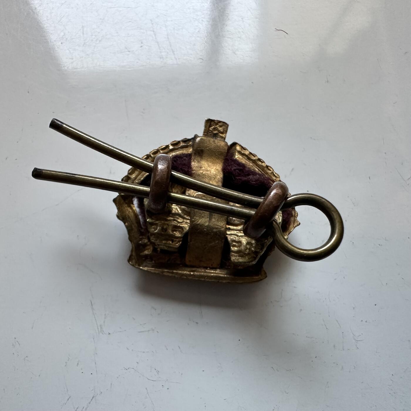 🌹外币初藏🌹🐯2025年第140场  每周二四六晚8️⃣点 接代拍 英国王室皇冠徽章配饰