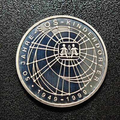 【德藏】世界币章拍卖第157期（拍品征集中~欢迎藏友联系） - 1999年 德国SOS儿童村成立50周年10马克纪念银币 镜面极强 直径约：32.5mm；重约：15.4g
