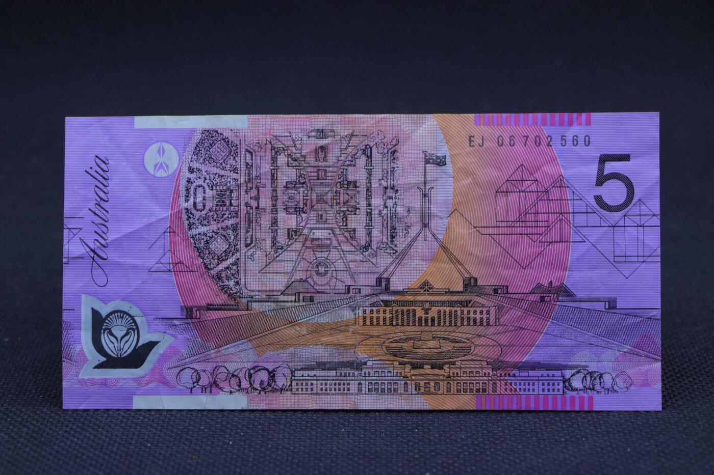 【淘币小摊】限时拍第八百二十八拍  纸币场  满百包邮可预留两周  周一统一发货   澳大利亚5元塑料钞【有折】