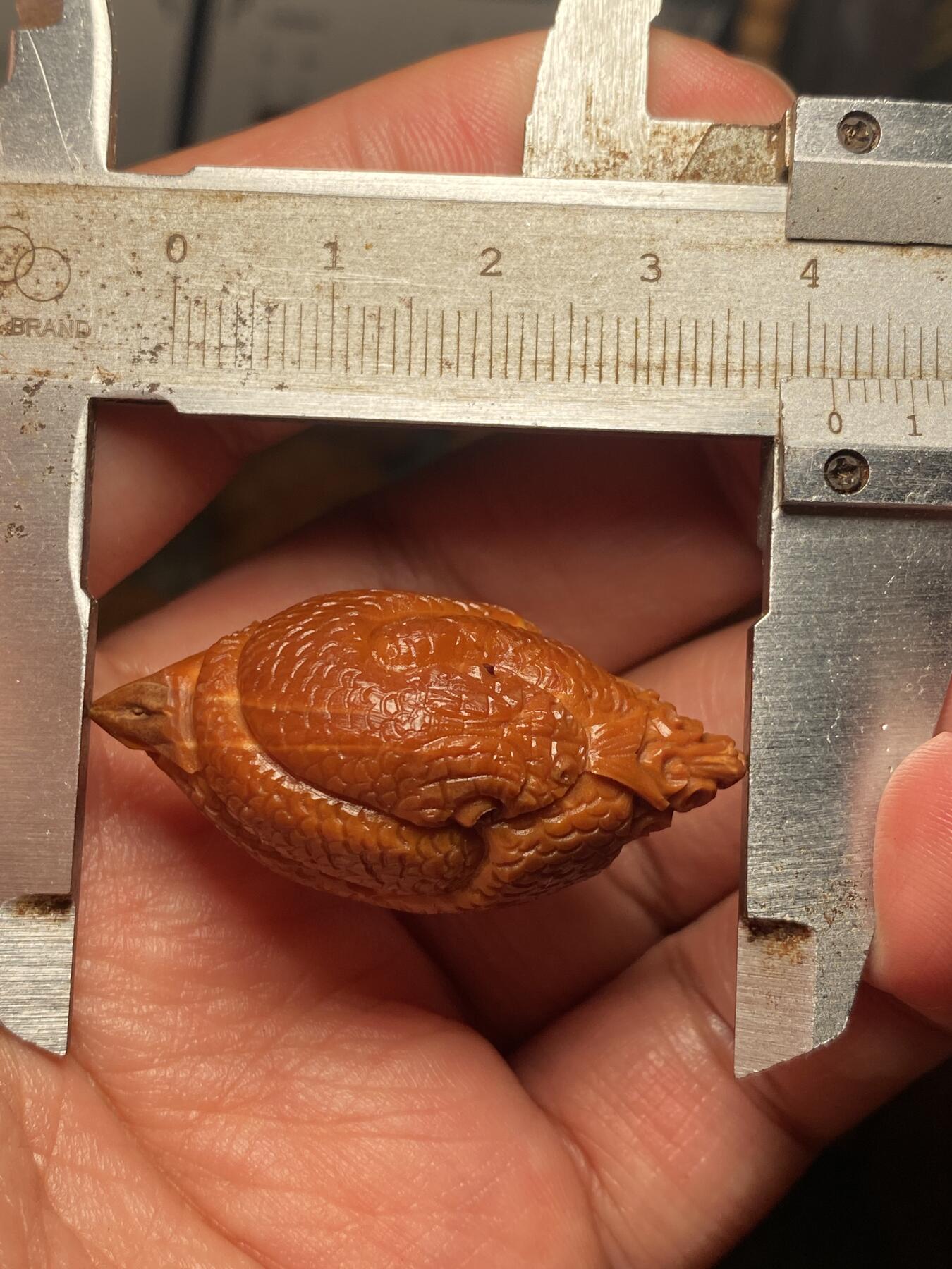 以核会友，中国非物质文化遗产苏工核雕手作 福利苏工核雕，纯手工雕刻一叶暴富，灵蛇单籽个性十足，等待有缘人，市场无同款，尺寸2。0x4.1喜欢的来