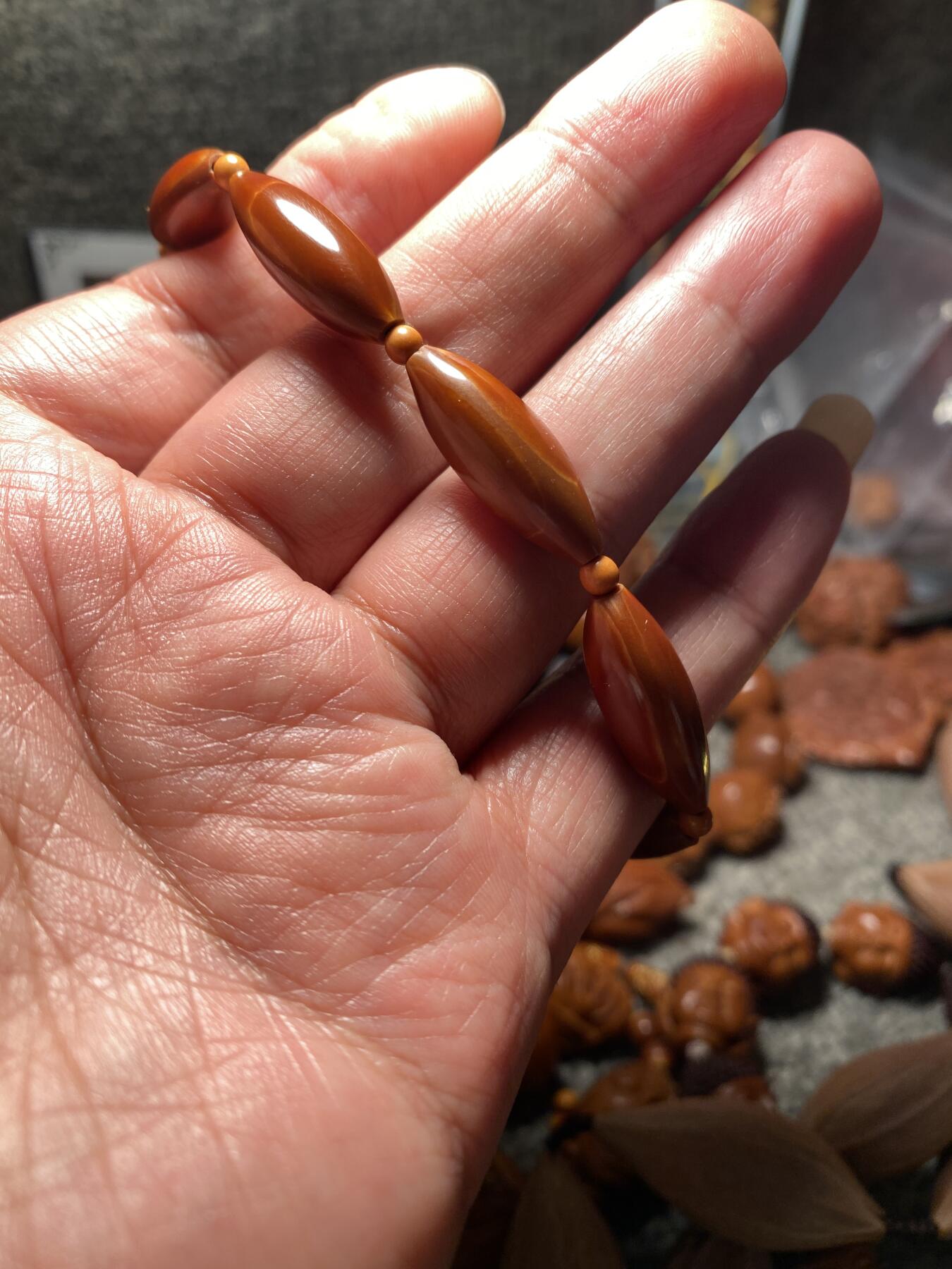 以核会友，中国非物质文化遗产苏工核雕手作 福利苏工核雕，纯手工10遍打磨，铁核柳叶精工10年老核，个性十足，等待有缘人，与众不同，尺寸0。9x2.4喜欢的来