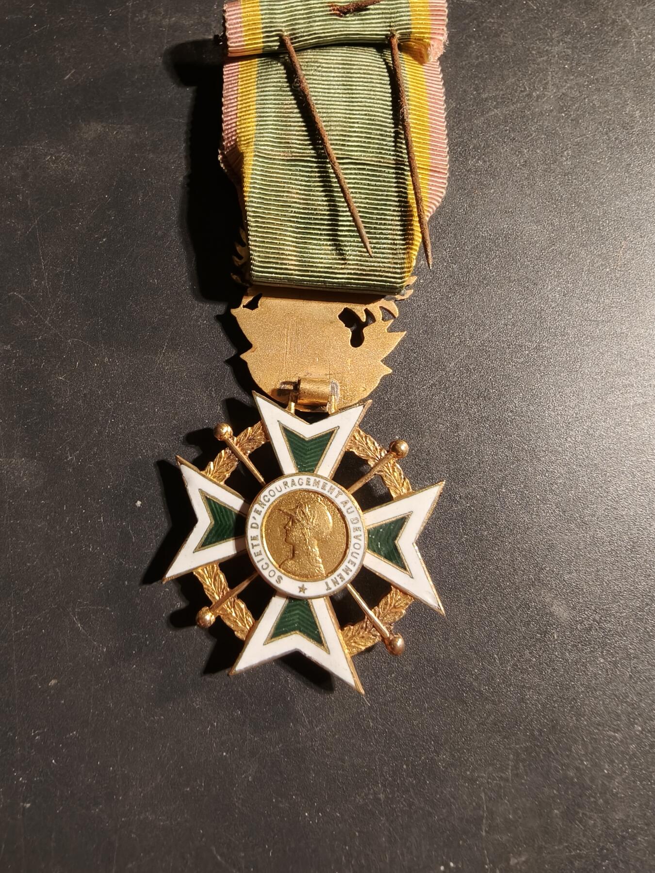 老王徽章第169期 法国军官级鼓励奉献协会勋章     原盒      该勋章是颁发给在人道主义、慈善或民事奉献方面表现出杰出行为的个人的。 它于1910 年设立，旨在表彰英勇和无私的行为。