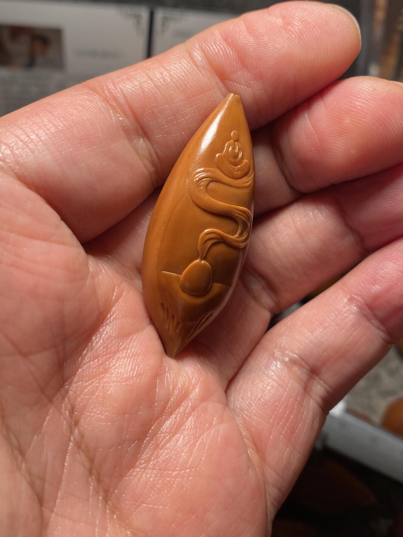 以核会友，中国非物质文化遗产苏工核雕手作 福利苏工核雕，纯手工雕刻，稀有二花特长核佛本无相，个性十足，等待有缘人，与众不同，尺寸1。8x4。55喜欢的来