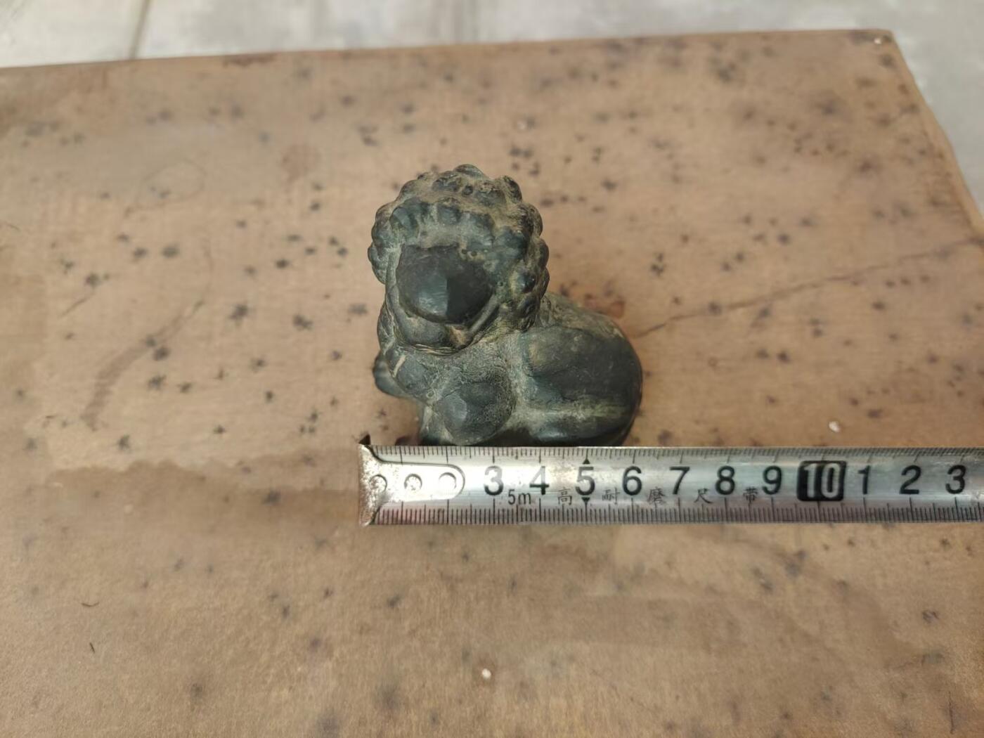 清代老铜狮子摆件，纯铜材质，分量足，包浆自然，造型威武，适合书房、茶室、收藏或镇纸用。老物件有岁月痕迹，整体保存不错