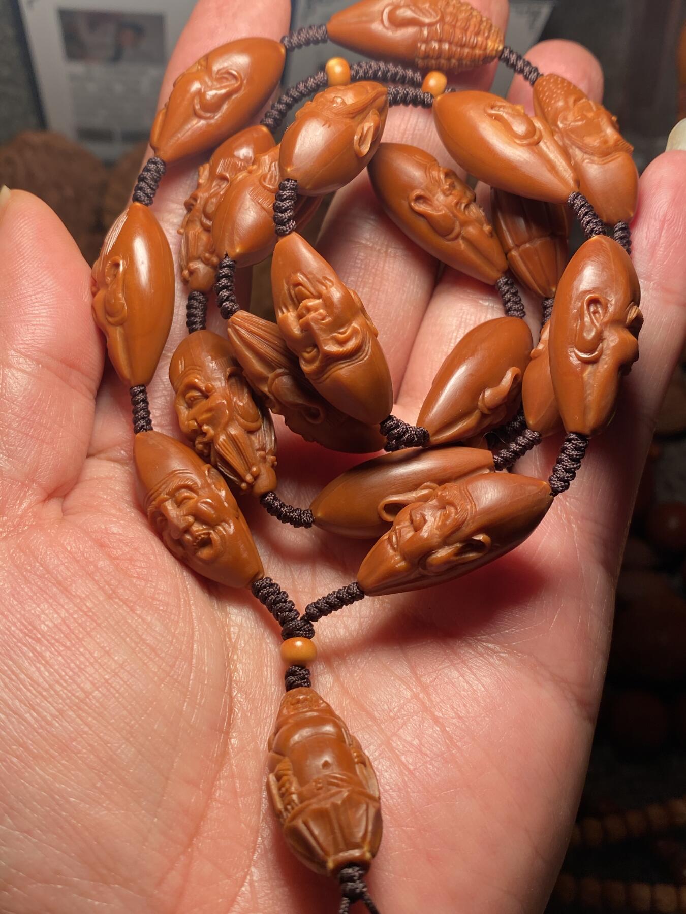 以核会友，中国非物质文化遗产苏工核雕手作 福利苏工核雕纯手工老手艺，铁核细长柳叶殷派十八罗汉，雕工深峻，个性十足，等待有缘人，尺寸1。3x2.9喜欢的来