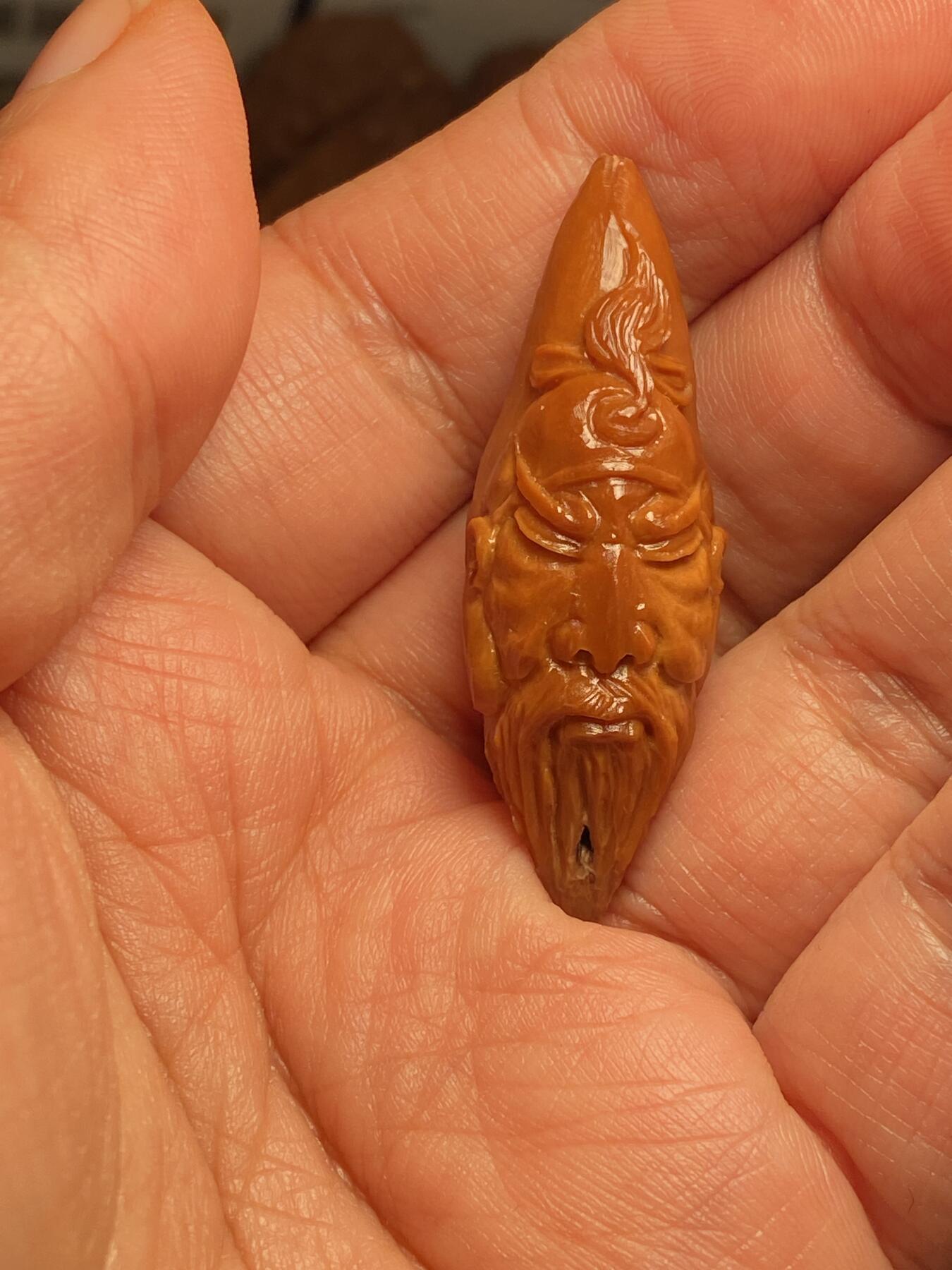 以核会友，中国非物质文化遗产苏工核雕手作 福利苏工核雕，纯手工雕刻，老苏工留刀痕关二哥个性十足，等待有缘人尺寸1。6x4.8喜欢的来