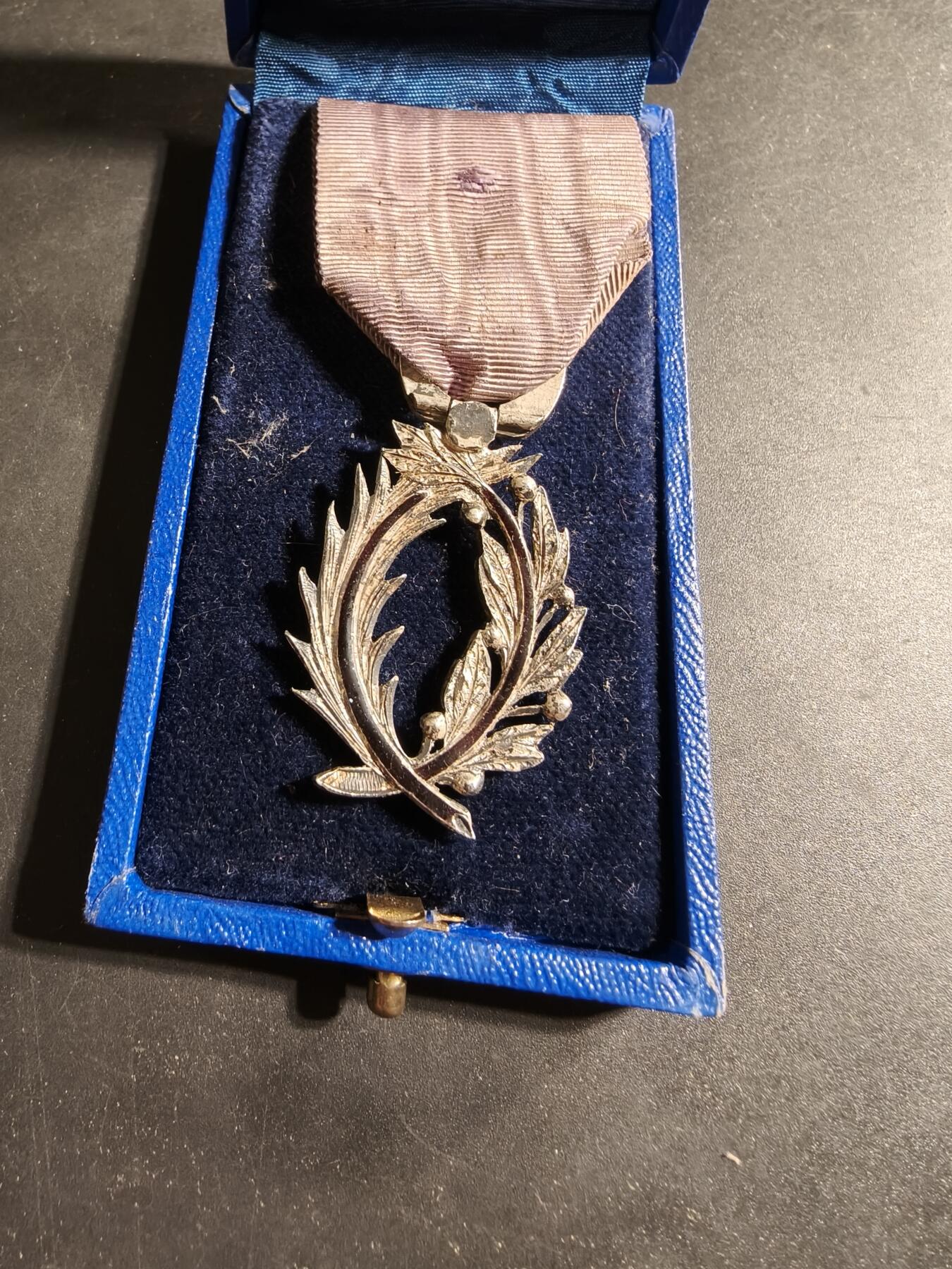 老王徽章第169期 法国军官级棕榈叶勋章    银质镀金珐琅     原盒    珠宝商定制版本 