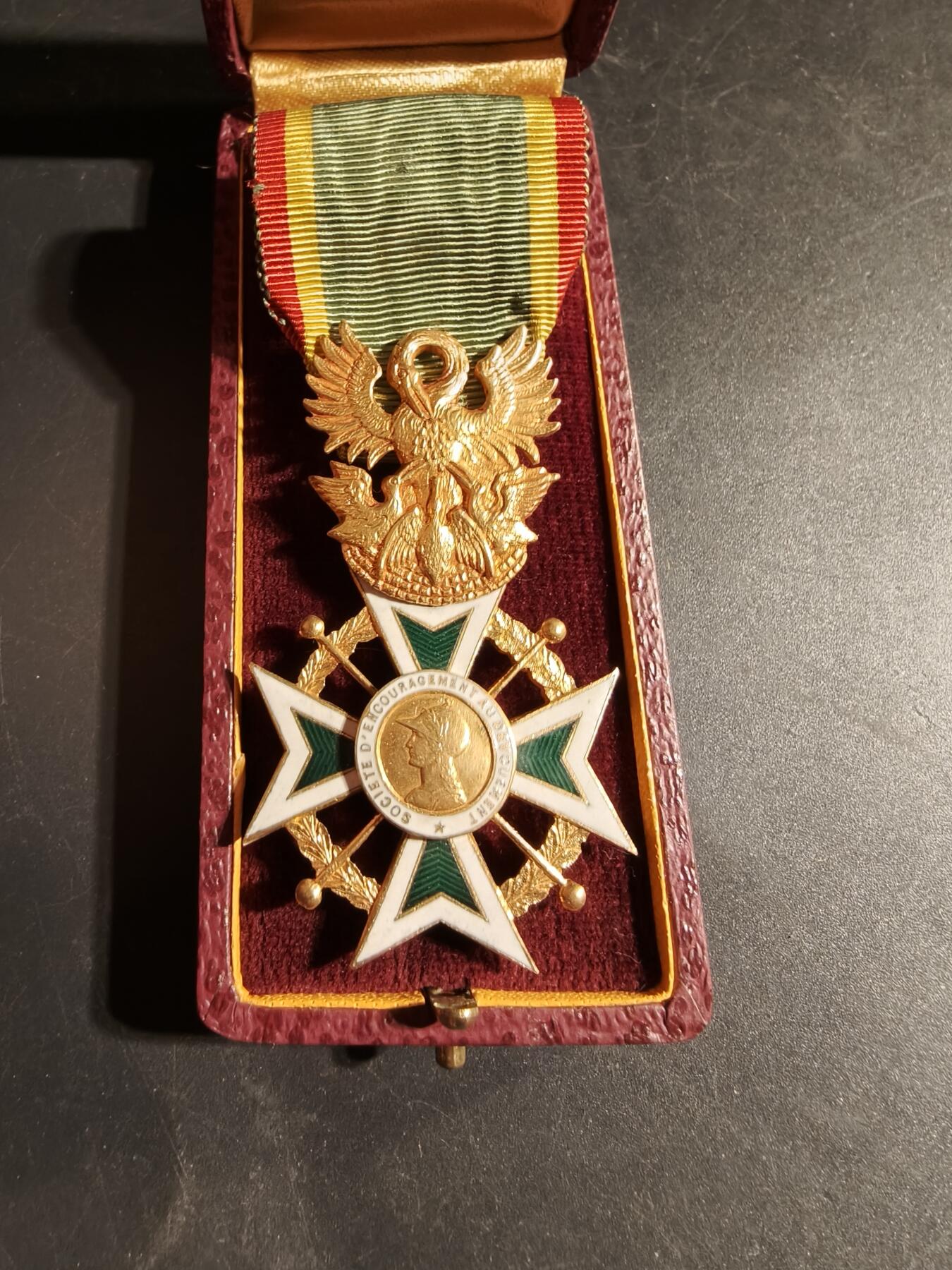 老王徽章第169期 法国骑士级鼓励奉献协会勋章     原盒       该勋章是颁发给在人道主义、慈善或民事奉献方面表现出杰出行为的个人的。 它于1910 年设立，旨在表彰英勇和无私的行为。