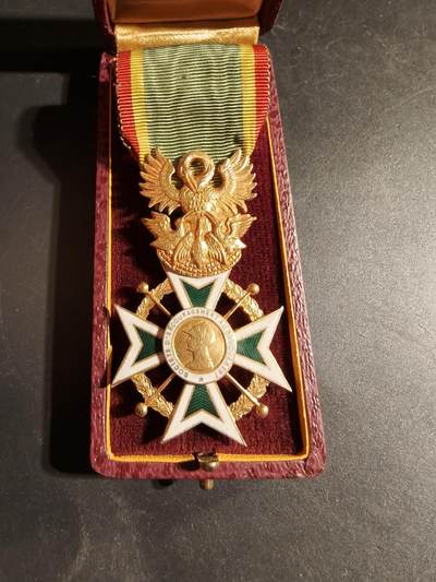 老王徽章第169期 - 法国骑士级鼓励奉献协会勋章     原盒       该勋章是颁发给在人道主义、慈善或民事奉献方面表现出杰出行为的个人的。 它于1910 年设立，旨在表彰英勇和无私的行为。