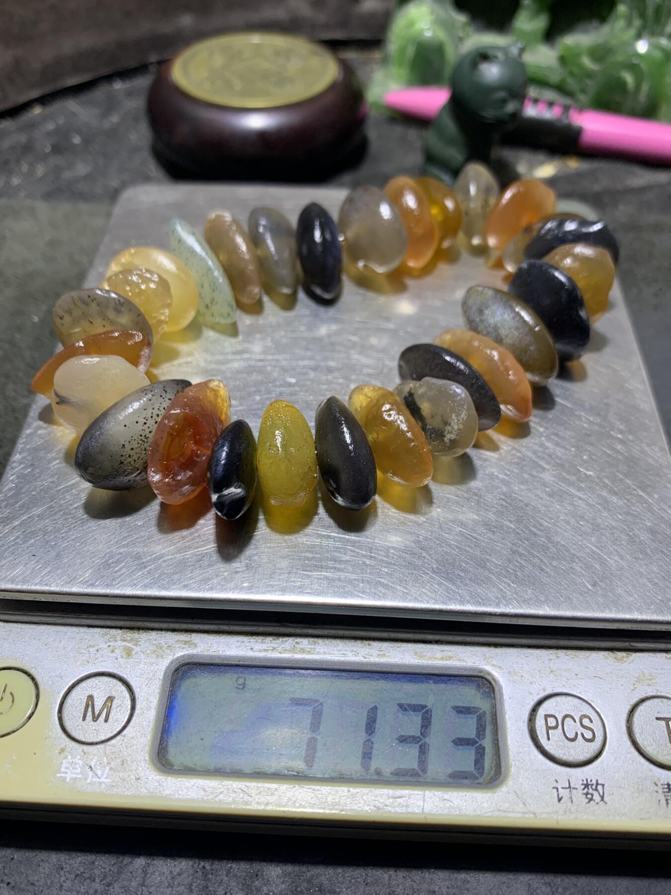 精美阿拉善瓜子型原石手串一条，