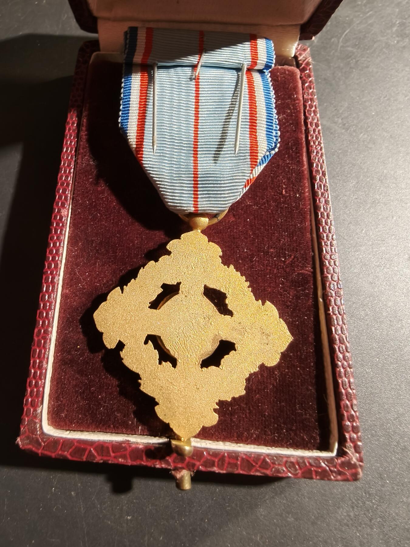 老王徽章第169期 法国军官级人道主义大奖勋章     原盒