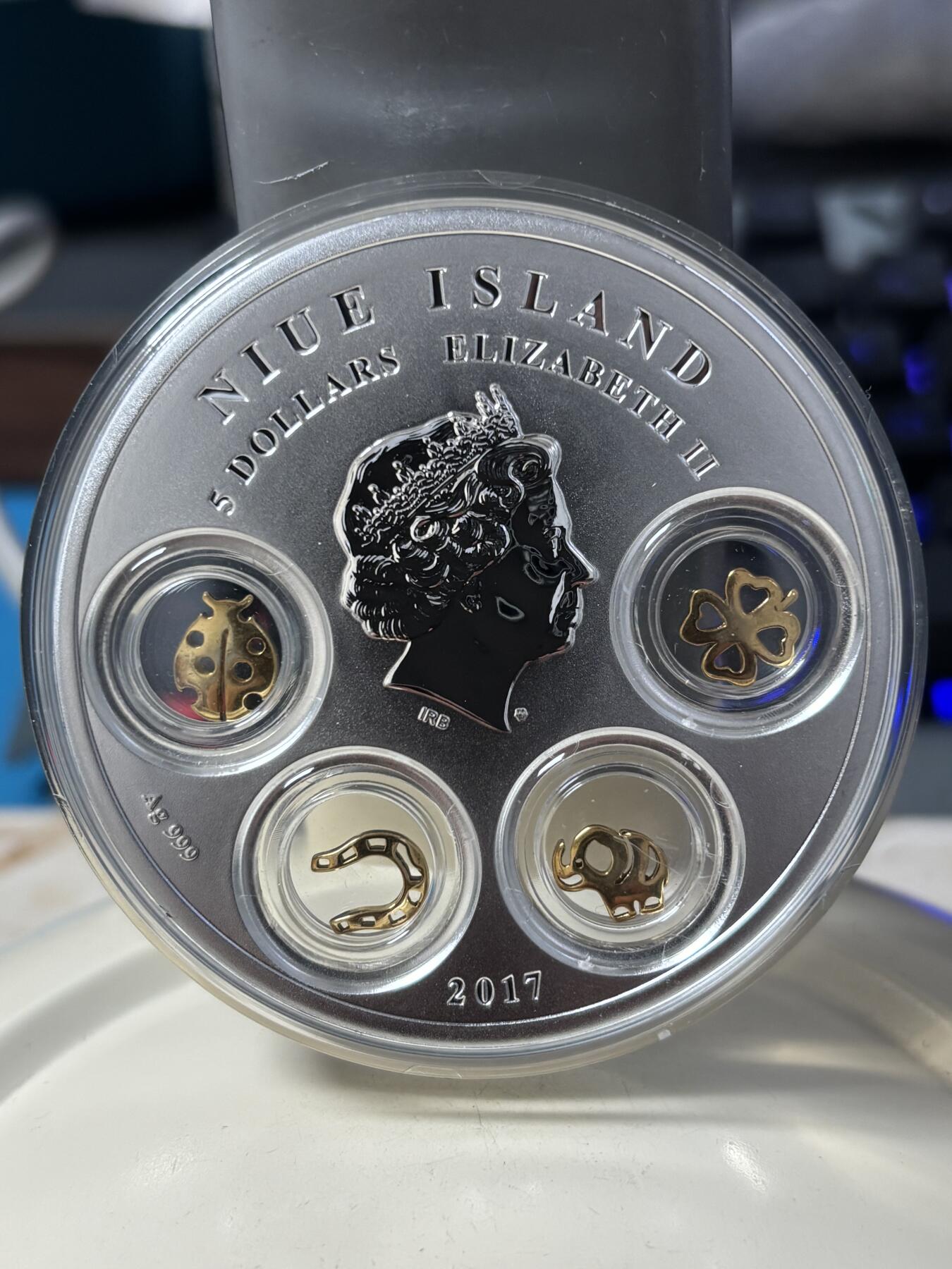 第185期拍卖 纽埃2017镶嵌四叶草马蹄跌大象瓢虫幸运符彩银币，999银，发行500枚，77.75克