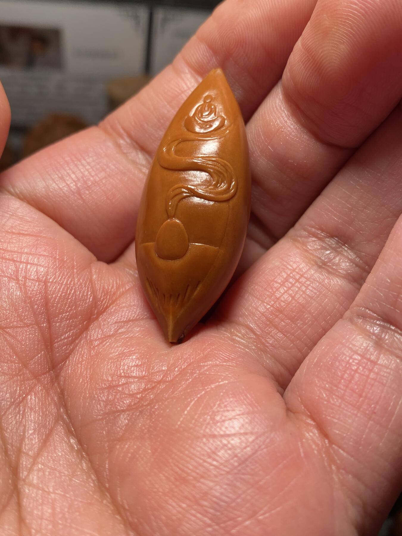 以核会友，中国非物质文化遗产苏工核雕手作 福利苏工核雕，纯手工雕刻，稀有二花特长核佛本无相，个性十足，等待有缘人，与众不同，尺寸1。8x4。55喜欢的来