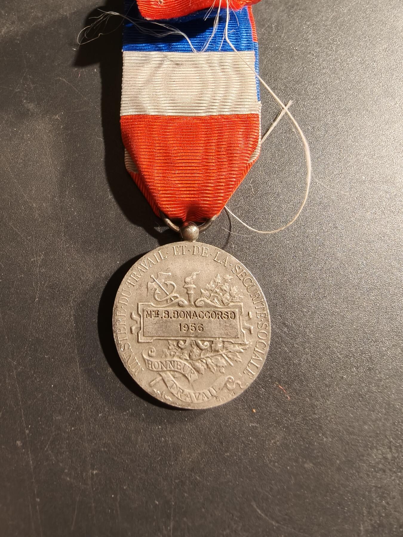 老王徽章第169期 法国银级劳工奖章    950银    1956年社会安全部    11.7g