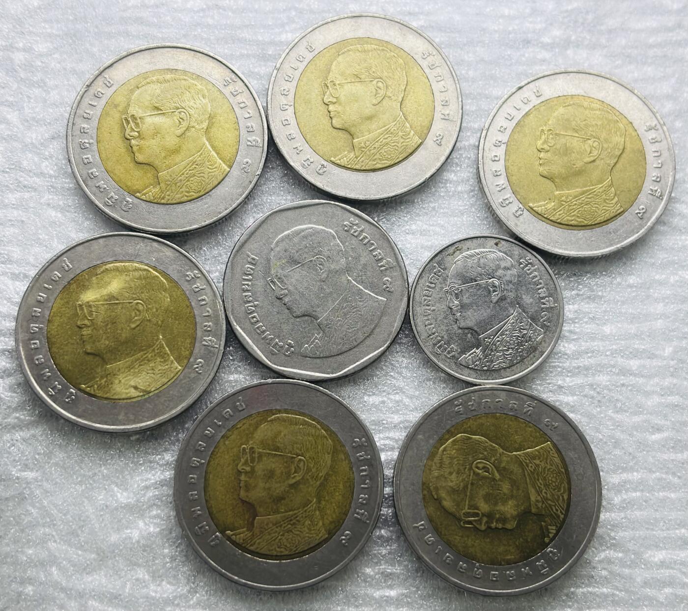 文馨钱币收藏第 284 场，【 长期接收代拍品】老藏家拍品南朝鲜李承晚时期货币，泰国大型纪念币，土耳其各时期及各国套币场 好品泰国纪念币 8 枚，包含 6 枚 10 株双色纪念币