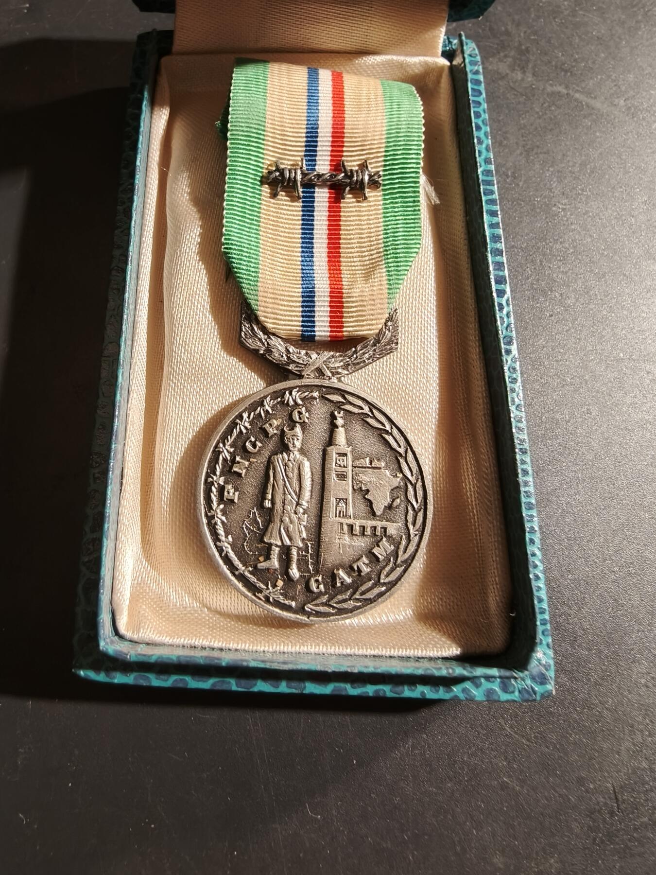 老王徽章第169期 法国二战老兵与战俘联合会纪念章     原盒