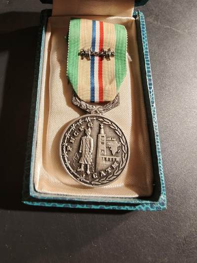 老王徽章第169期 - 法国二战老兵与战俘联合会纪念章     原盒