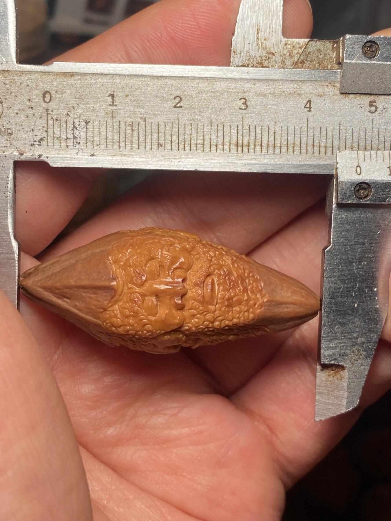 以核会友，中国非物质文化遗产苏工核雕手作 福利苏工核雕，纯手工雕刻，四花梅林大核达摩百态，四个表情，个性十足，等待有缘人，市场无同款，尺寸2。18x4.8喜欢的来