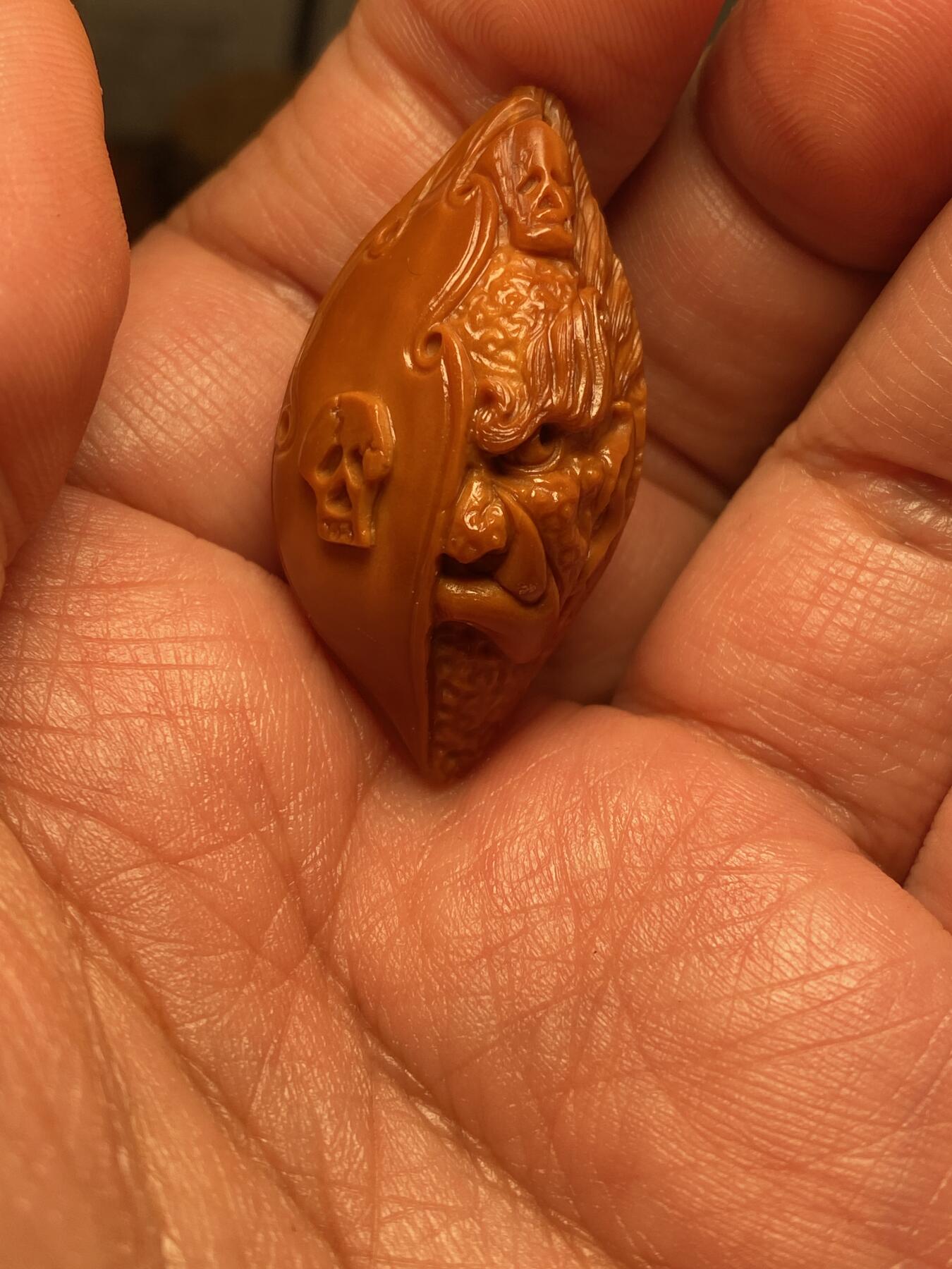 以核会友，中国非物质文化遗产苏工核雕手作 福利苏工核雕，纯手工雕刻佛魔界单籽个性十足，等待有缘人，市场无同款，尺寸2。1x4.0喜欢的来