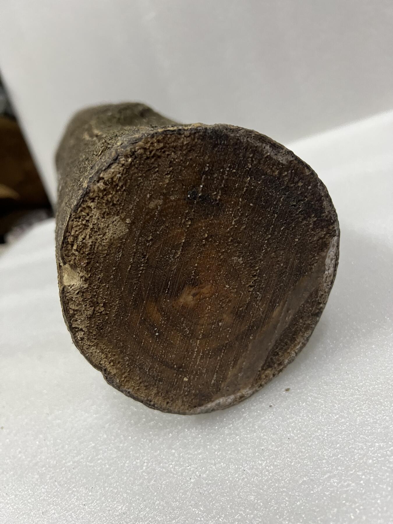 零元拍： 金丝楠 原木 发横财（材）带皮，两端封了防裂胶， 尺寸：43.5/11.5CM。六斤多重。抛光后金灿灿满香。最后一图为成品效果。