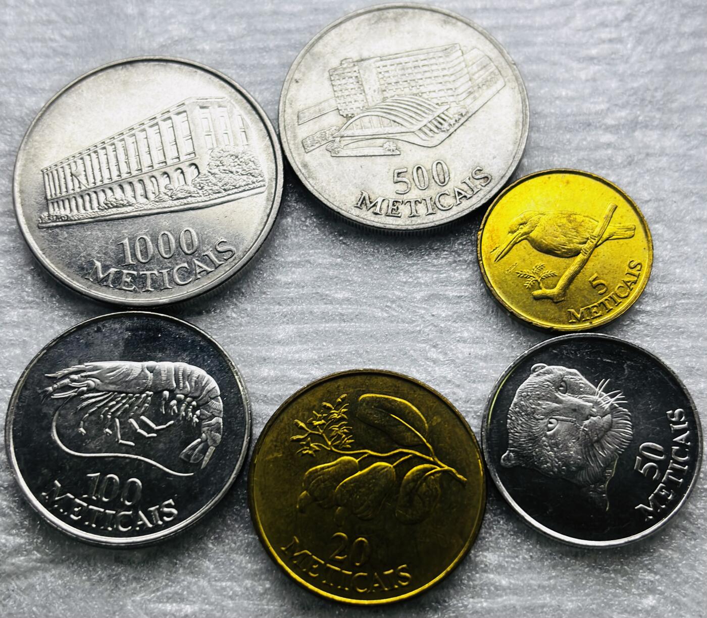 文馨钱币收藏第 284 场，【 长期接收代拍品】老藏家拍品南朝鲜李承晚时期货币，泰国大型纪念币，土耳其各时期及各国套币场 原光好品 1994 年清年份莫桑比克 5-1000 梅蒂卡 6 枚套