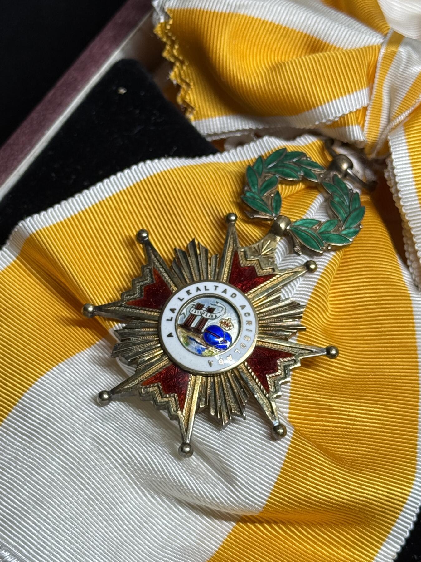 欢庆元旦！戎马世界章牌大赏第109期元旦大拍 西班牙大十字级伊莎贝拉勋章大绶，带盒子，缺少星芒章，佛朗哥时期版本，早期银制，少见