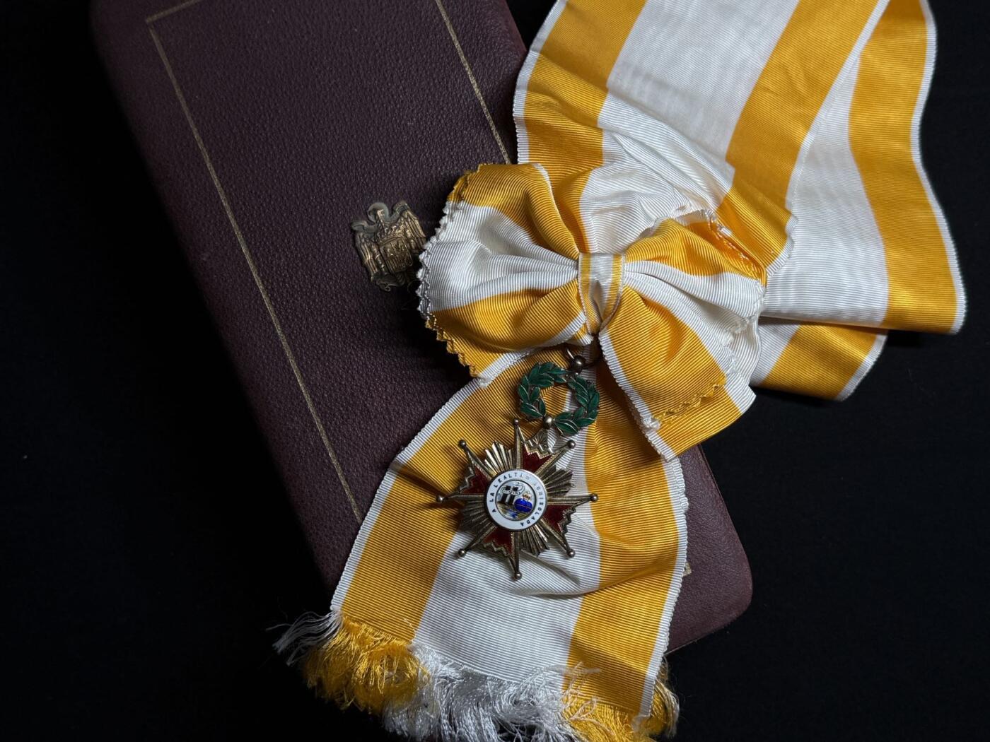 欢庆元旦！戎马世界章牌大赏第109期元旦大拍 西班牙大十字级伊莎贝拉勋章大绶，带盒子，缺少星芒章，佛朗哥时期版本，早期银制，少见