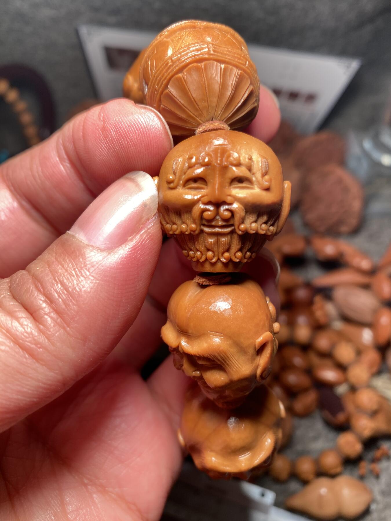 以核会友，中国非物质文化遗产苏工核雕手作 福利重器苏工核雕，纯手工雕刻，须派十八罗汉手串，个性十足，高大尚等待有缘人，尺寸2。5x2.5左右喜欢的来