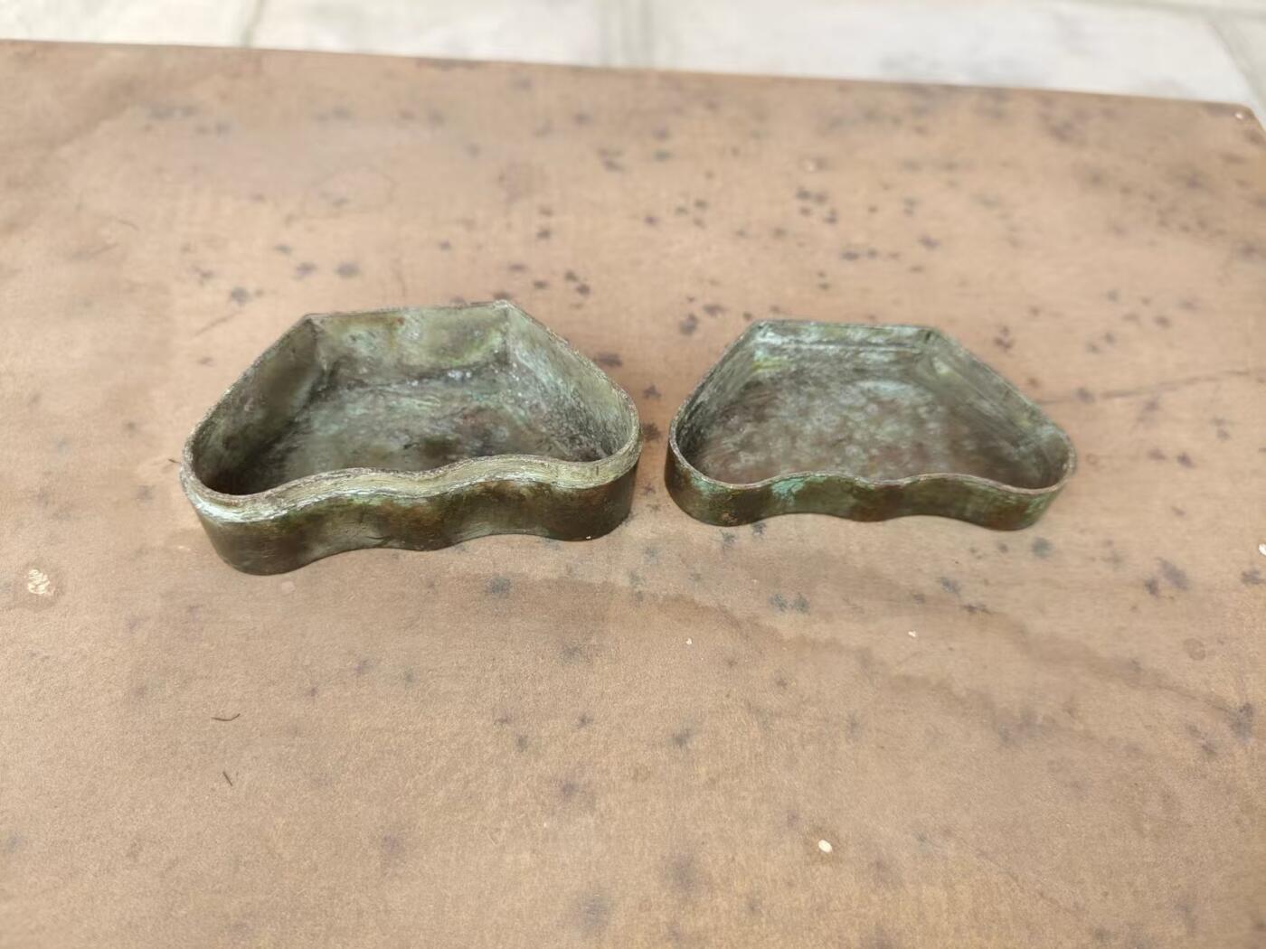 民国老铜墨盒一个，纯铜材质，雕松树人物，带诗文题记，底款“瑞珍”。元宝形，包浆自然老道，整体完整，盖子盖得紧，配件齐全，无漏裂。