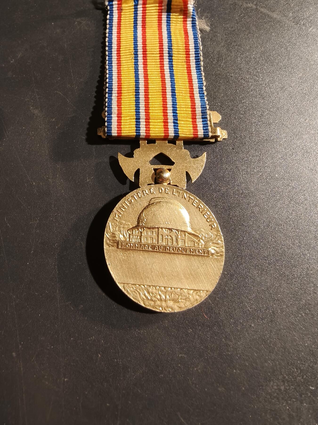 老王徽章第169期 法国金级消防员服役奖章     950银镀金     19.5g