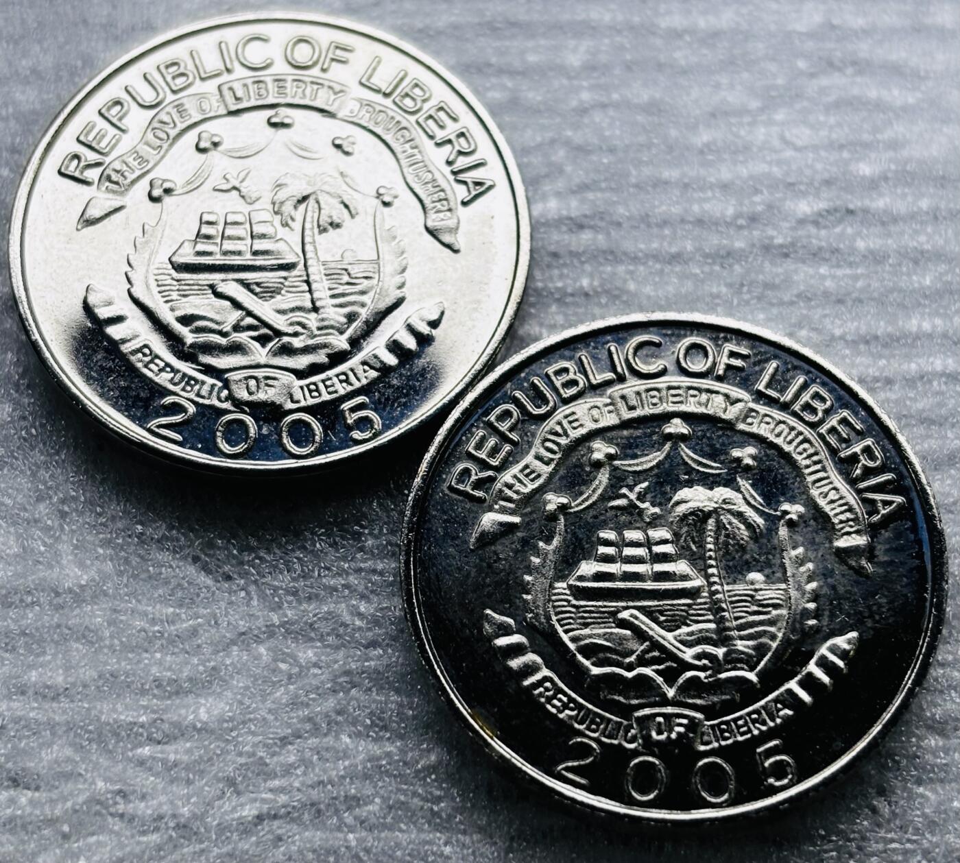 文馨钱币收藏第 284 场，【 长期接收代拍品】老藏家拍品南朝鲜李承晚时期货币，泰国大型纪念币，土耳其各时期及各国套币场 原光好品 2005 年利比里亚生肖狗 2 枚