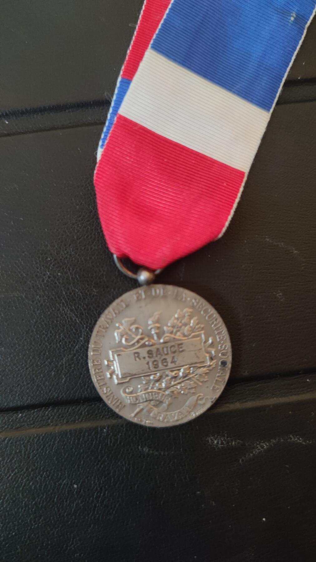 全场0元起拍，周六（12.13）下午5点开始，第70期 法国劳动奖章，银质。