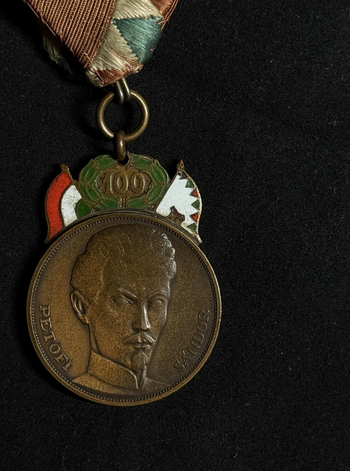 欢庆元旦！戎马世界章牌大赏第109期元旦大拍 匈牙利1848大革命百年奖章，1948年匈牙利过渡政府设立，获奖人数仅有2930人，主要颁发给军警和技能专家以及政府高管