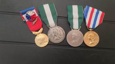 全场0元起拍，周六（12.13）下午5点开始，第70期 - 法国奖章一组，共4枚。