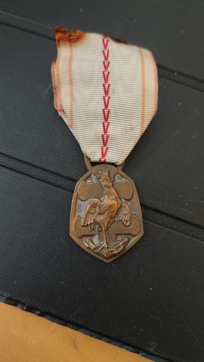 全场0元起拍，周六（12.13）下午5点开始，第70期 - 法国二战胜利奖章。