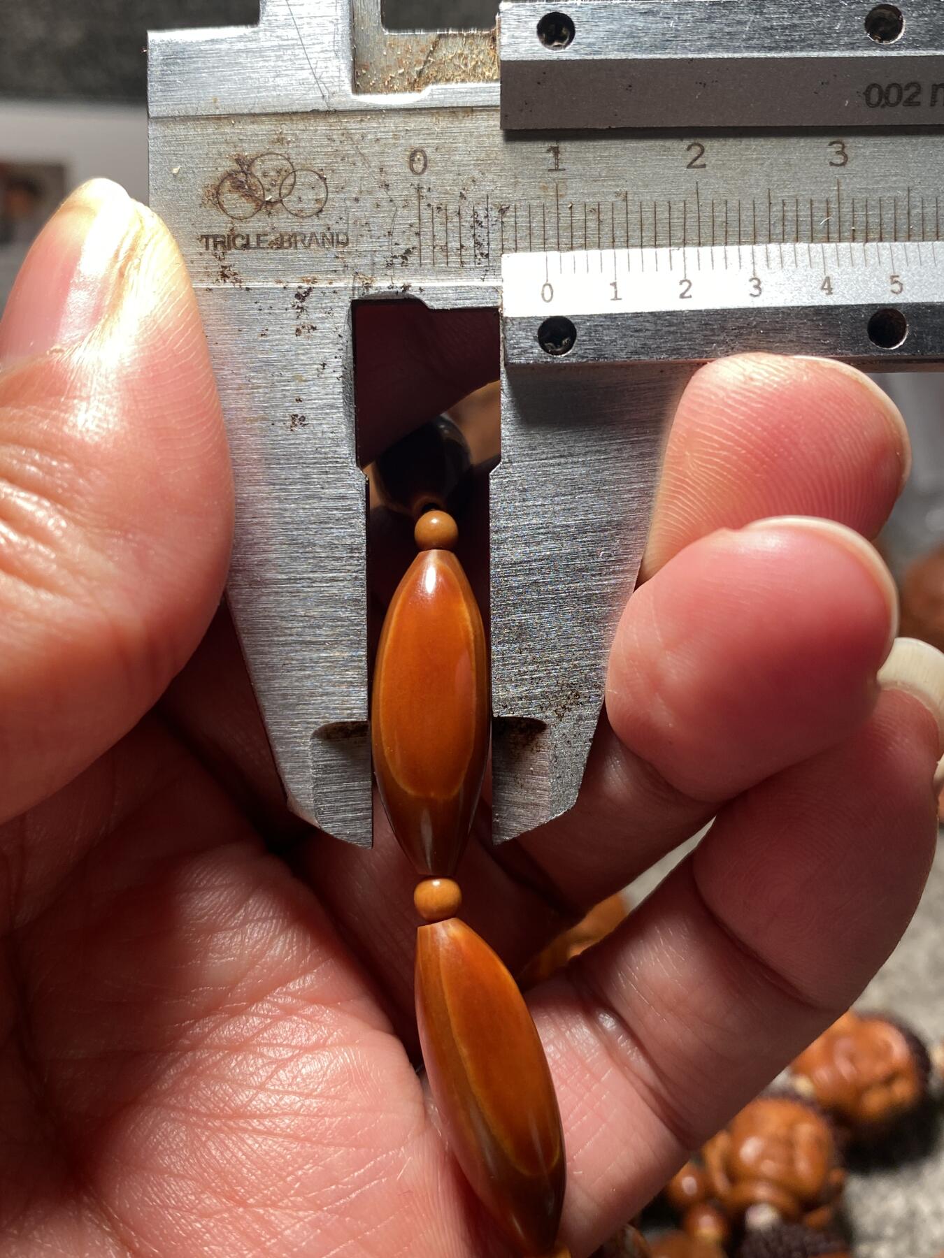 以核会友，中国非物质文化遗产苏工核雕手作 福利苏工核雕，纯手工10遍打磨，铁核柳叶精工10年老核，个性十足，等待有缘人，与众不同，尺寸0。9x2.4喜欢的来