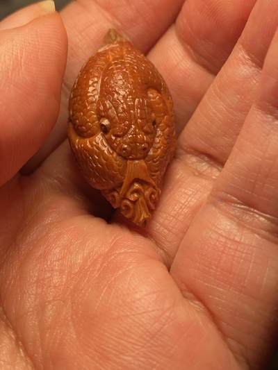 以核会友，中国非物质文化遗产苏工核雕手作 - 福利苏工核雕，纯手工雕刻一叶暴富，灵蛇单籽个性十足，等待有缘人，市场无同款，尺寸2。0x4.1喜欢的来