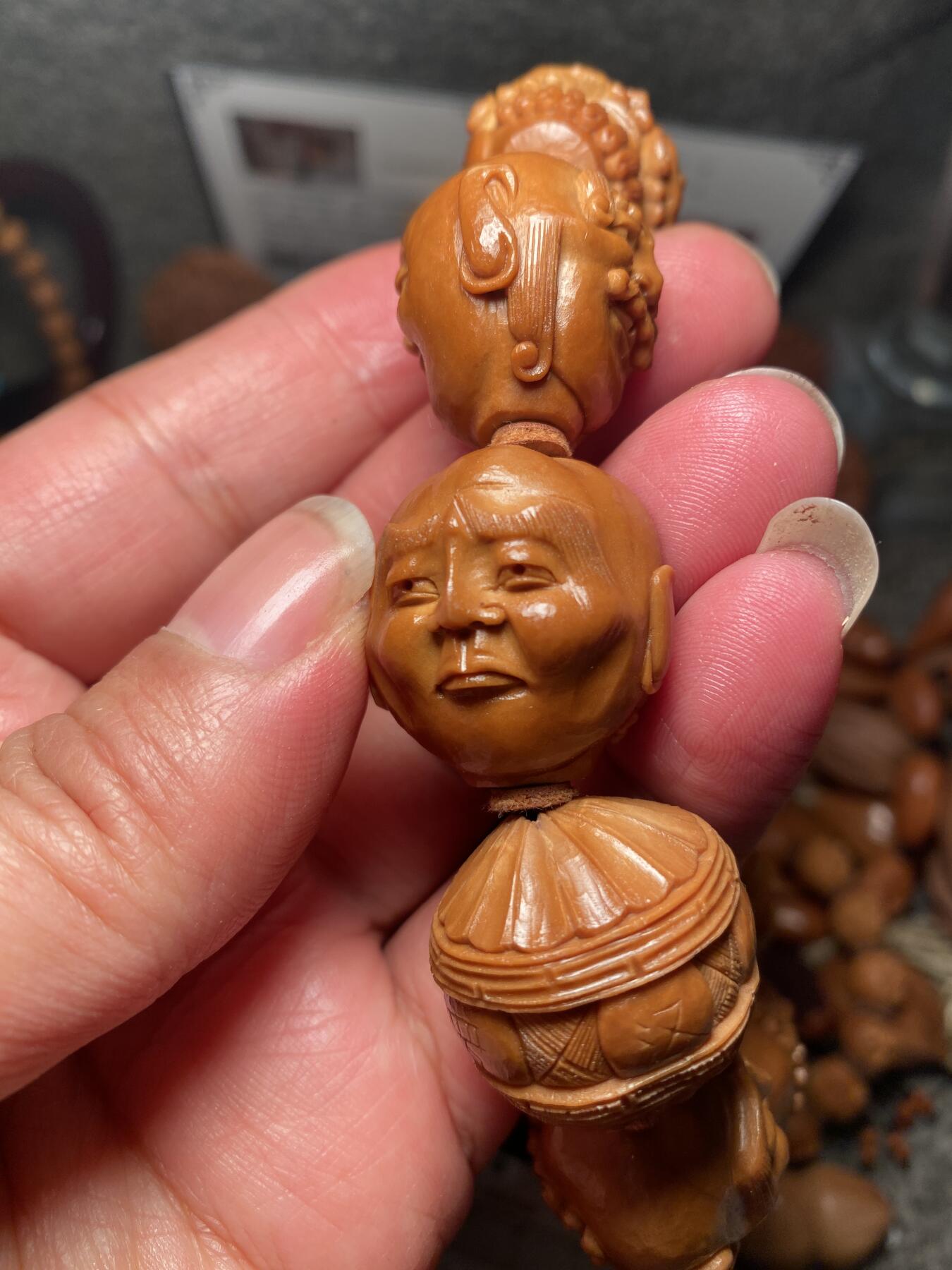 以核会友，中国非物质文化遗产苏工核雕手作 福利重器苏工核雕，纯手工雕刻，须派十八罗汉手串，个性十足，高大尚等待有缘人，尺寸2。5x2.5左右喜欢的来