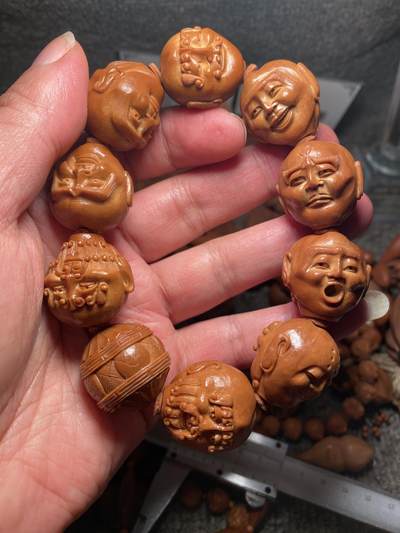 以核会友，中国非物质文化遗产苏工核雕手作 - 福利重器苏工核雕，纯手工雕刻，须派十八罗汉手串，个性十足，高大尚等待有缘人，尺寸2。5x2.5左右喜欢的来