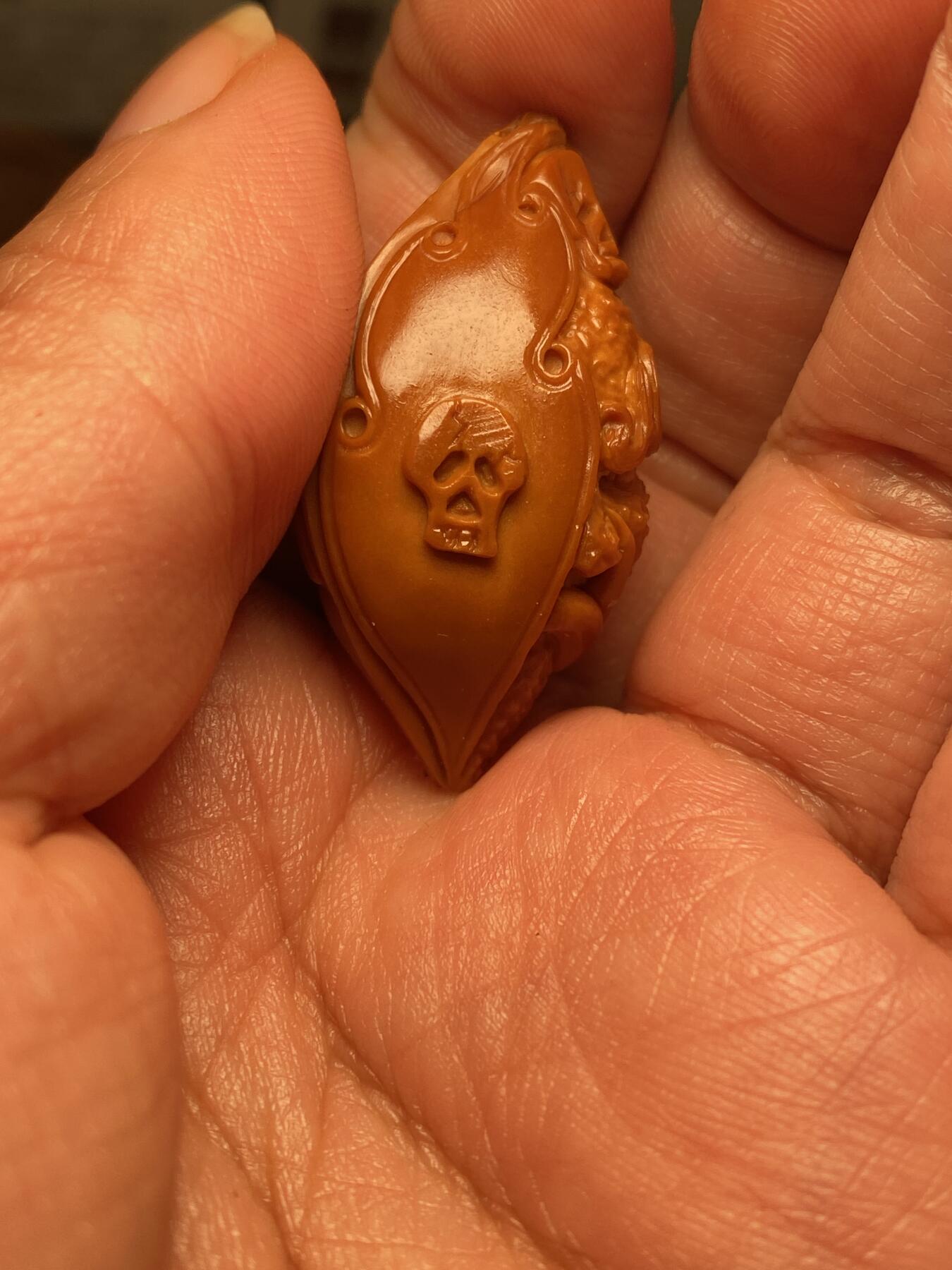 以核会友，中国非物质文化遗产苏工核雕手作 福利苏工核雕，纯手工雕刻佛魔界单籽个性十足，等待有缘人，市场无同款，尺寸2。1x4.0喜欢的来