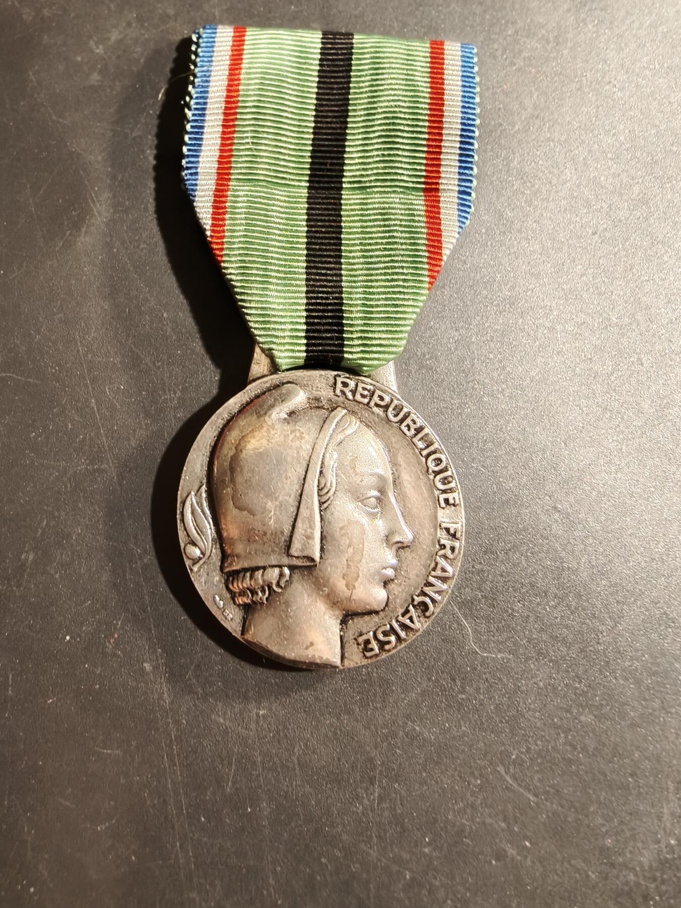 老王徽章第169期 法国二战流亡爱国者纪念章     原盒      该纪念章于1954年由法令设立，名为“1939-1945年流亡爱国者纪念章”，专门授予那些通常居住在阿尔萨斯-洛林/莱茵-摩泽尔省的法国公民，他们在纳粹占领期间被捕、驱逐出境并被关押在集中营，或被宣布为非法移民、流放或被迫迁往其他敌占区。