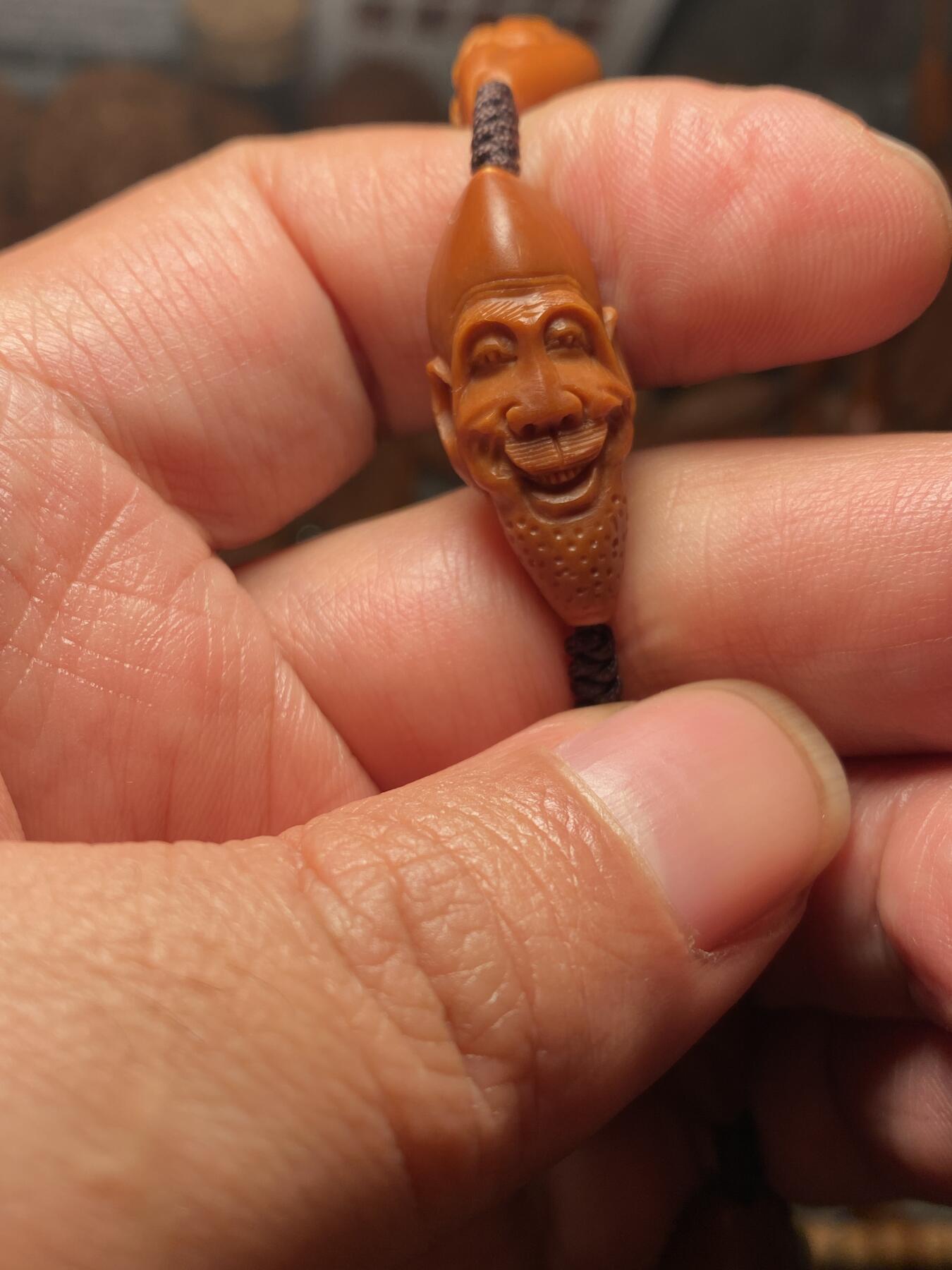 以核会友，中国非物质文化遗产苏工核雕手作 福利苏工核雕纯手工老手艺，铁核细长柳叶殷派十八罗汉，雕工深峻，个性十足，等待有缘人，尺寸1。3x2.9喜欢的来