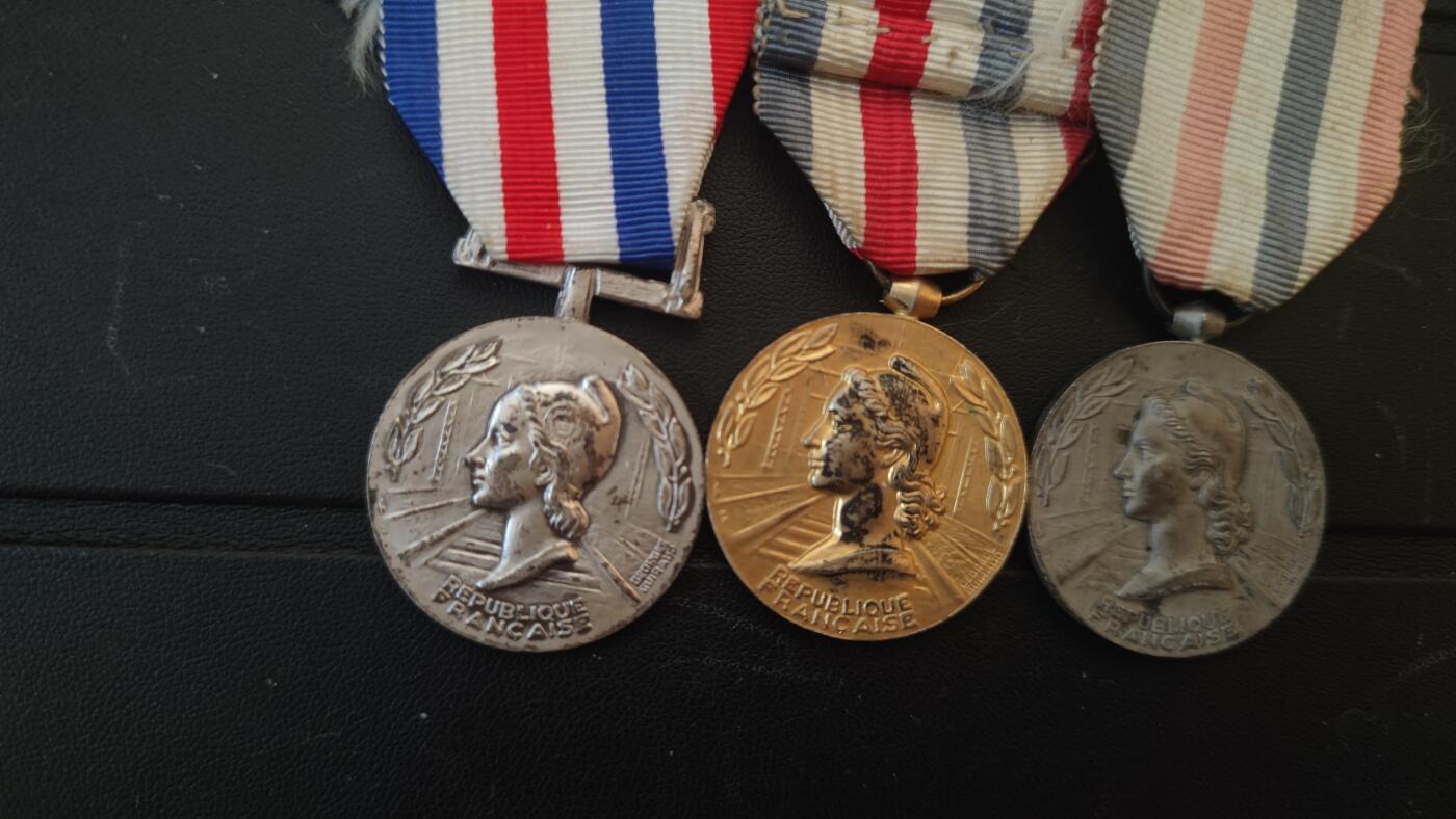 全场0元起拍，周六（12.13）下午5点开始，第70期 法国铁路奖章一组。