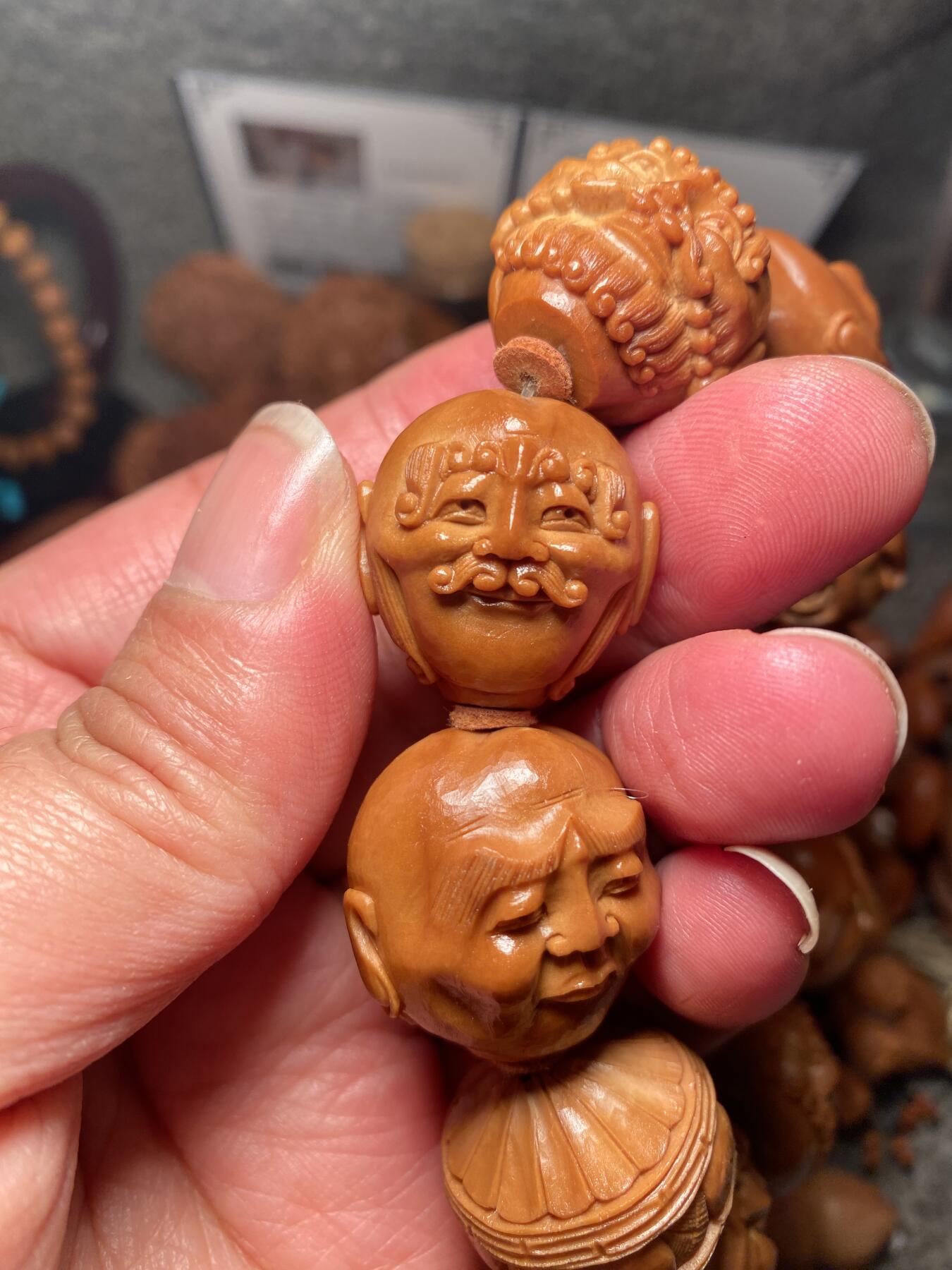 以核会友，中国非物质文化遗产苏工核雕手作 福利重器苏工核雕，纯手工雕刻，须派十八罗汉手串，个性十足，高大尚等待有缘人，尺寸2。5x2.5左右喜欢的来