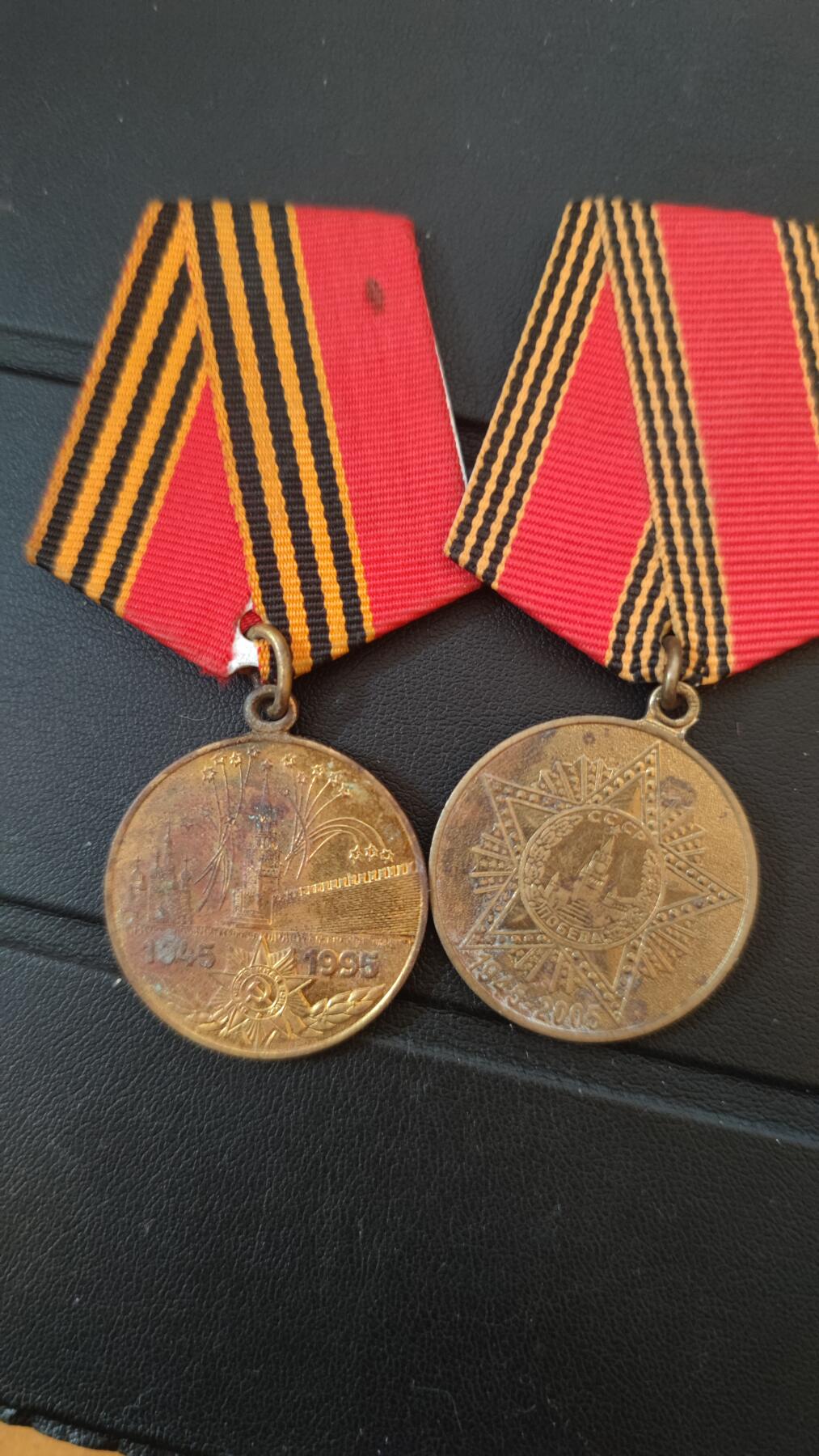 全场0元起拍，周六（12.13）下午5点开始，第70期 苏联周年纪念章一组。锈迹严重。