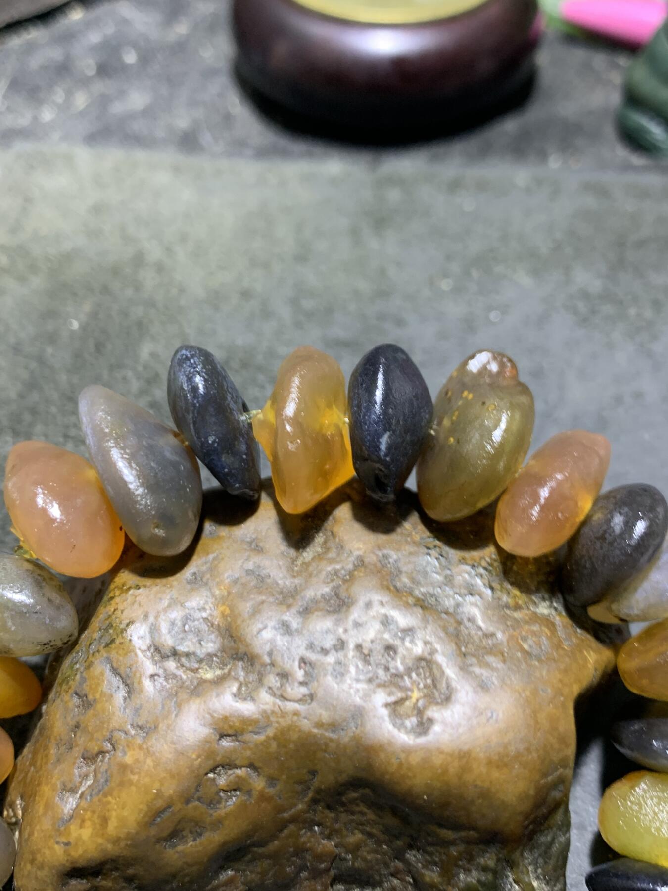 精美阿拉善瓜子型原石手串一条，