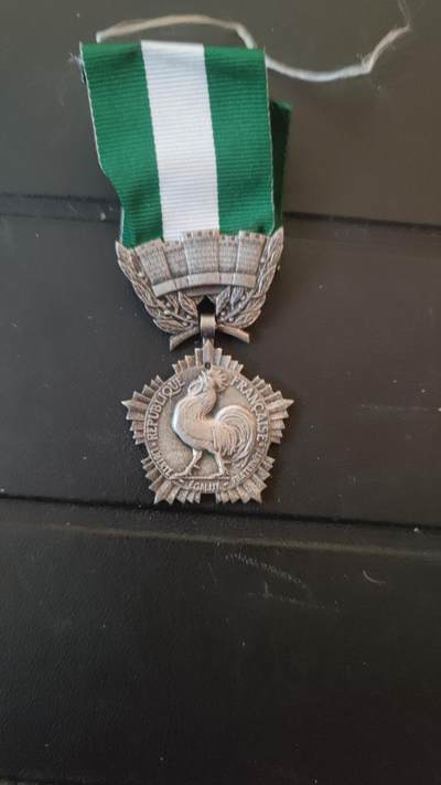 全场0元起拍，周六（12.13）下午5点开始，第70期 - 法国高卢雄鸡奖章，银质带银标。银价约250左右。